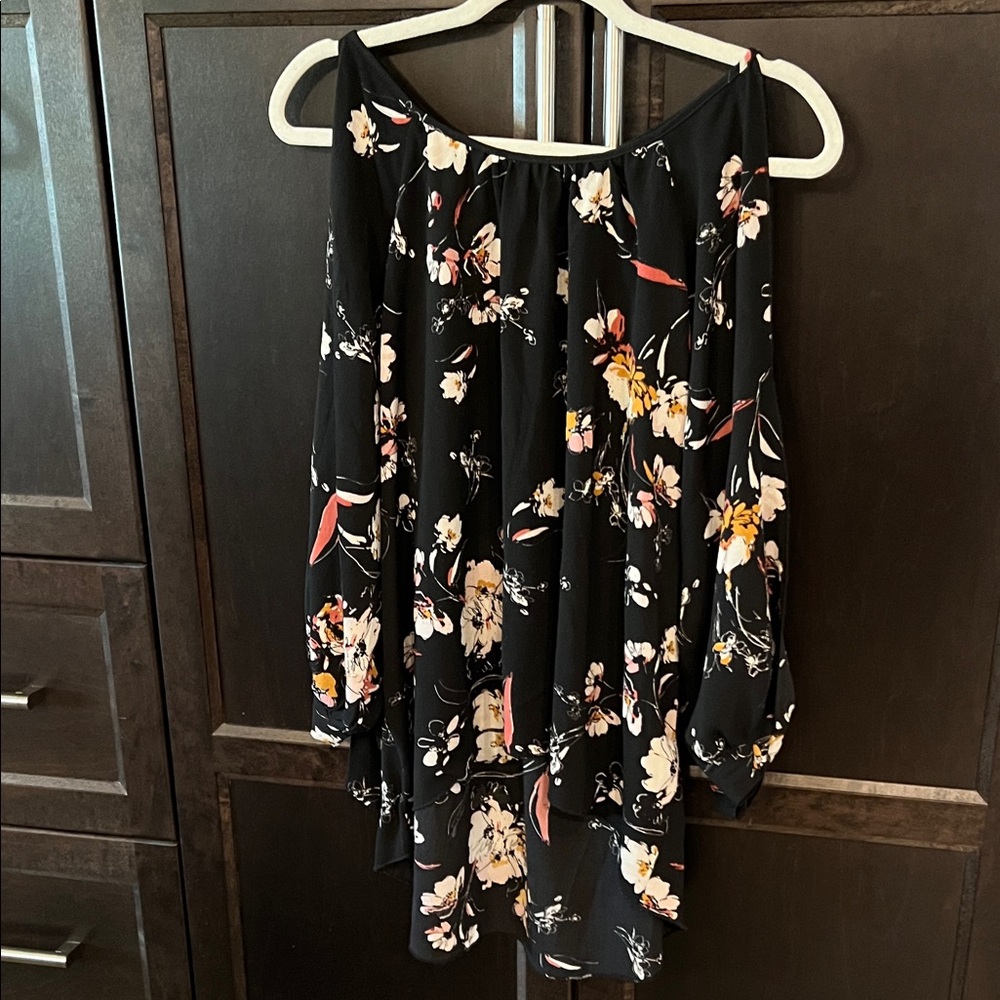 Suzy Shier size large blouse. EUC.sleeves have openings as shown with bow detail